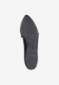 Semelle de chaussure en cuir noir avec une forme pointue. Caractérisée par une surface texturée et un logo en relief. Talon plat pour la stabilité et le confort.