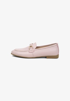 Lichtroze leren loafer met gouden metalen gespdetail, gestikte neus en lage houten hak, in zijaanzicht op een witte achtergrond.