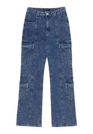 Pantaloni cargo in denim di blu medio, caratterizzati da un elevato punto vita, gambe ampie, multiple tasche laterali e dettagli cuciti sui bordi.