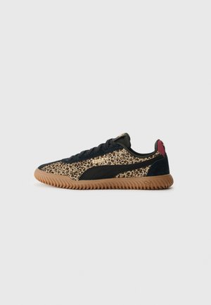 Niedriger Sneaker mit Leopardenmuster-Stoff, schwarzen Wildleder-Akzenten, Gummisohle und weinrotem Fersenlasche, seitlich auf weißem Hintergrund gesehen.