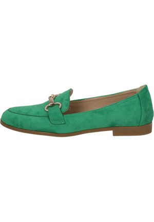 Scarpa flat verde in suede con superficie liscia, punta arrotondata e un'accattivante decorazione in metallo sul davanti. Suola in gomma marrone.