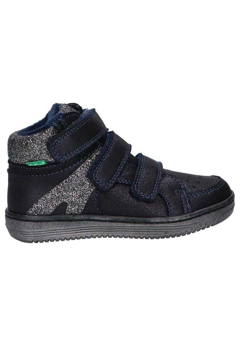 Donkerblauwe high-top schoenen met drie klittenbandsluitingen, met een gestructureerd grijs glitter zijpaneel en rubberen zool. Zachte binnenvoering voor comfort.