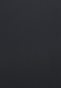 Tessuto blu navy scuro con una texture a coste; presenta linee uniformi e consistenti e una finitura liscia. Adatto a varie applicazioni tessili.