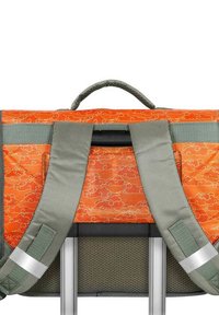 Sac à dos orange et gris avec un motif de nuages, doté d'une poignée supérieure, de bretelles réglables et d'un panneau en maille. Comprend des accents en métal.