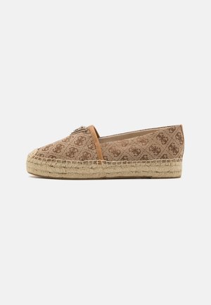 Bottines espadrilles avec une tige en tissu beige présentant un motif logo discret, un bord marron et une semelle en jute. Texture lisse avec des détails cousus.
