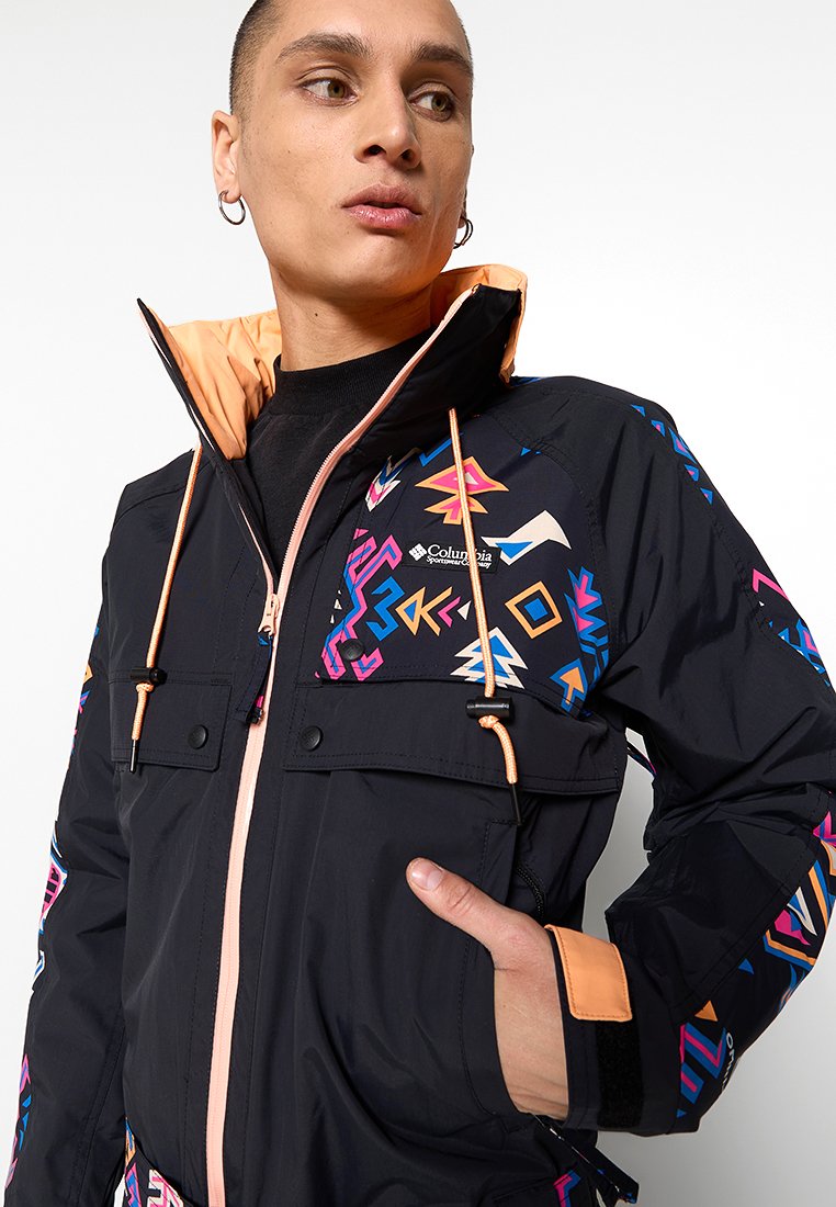 Czarna wodoodporna kurtka z kolorowymi geometrycznymi wzorami. Posiada zamek z przodu, dwie kieszenie na piersi oraz pomarańczową podszewkę z regulowanymi sznurkami.