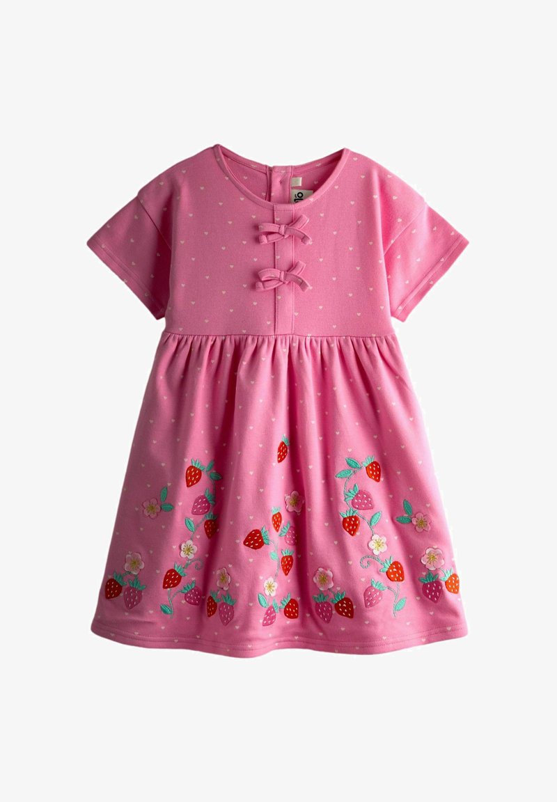 Vestido corto de manga corta para niño pequeño en color rosa con pequeños corazones blancos, dos lazos en el frente y fresas y flores bordadas a lo largo del dobladillo de la falda.