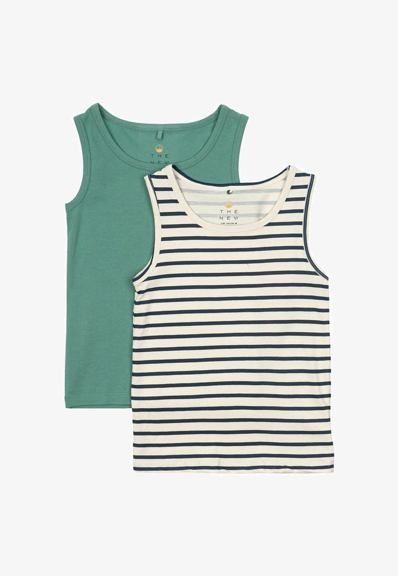 Kaks ülikonna särki: üks ühtlane smaragdroheline ja teine kreemikas ning laivärviliste horisontaalsete triipudega. Mõlemad omavad ümarat kraed ja pehmet kangast.