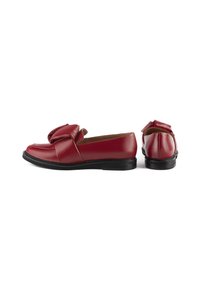 Rode leren loafers met een strikaccent aan de voorkant, platte zwarte zolen en een afgerond ontwerp. Gladde textuur met een gepolijste afwerking.