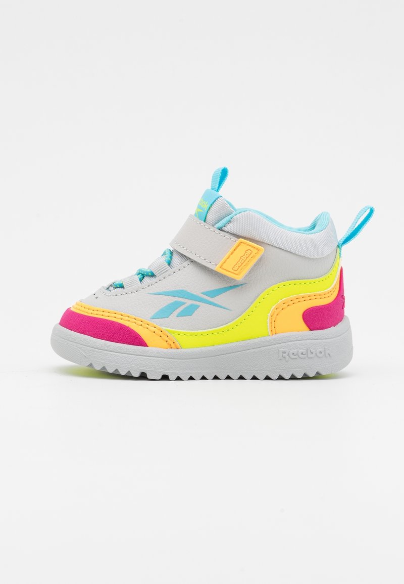 Baskets de sport grises avec des accents vibrants de rose, jaune et turquoise. Dotées d'une sangle, d'une semelle texturée et du logo Reebok.
