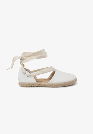 Espadrille blanche avec une tige en toile et une semelle en jute. Présente des brides en tissu entrecroisées nouées à la cheville. Texture lisse, design simple.