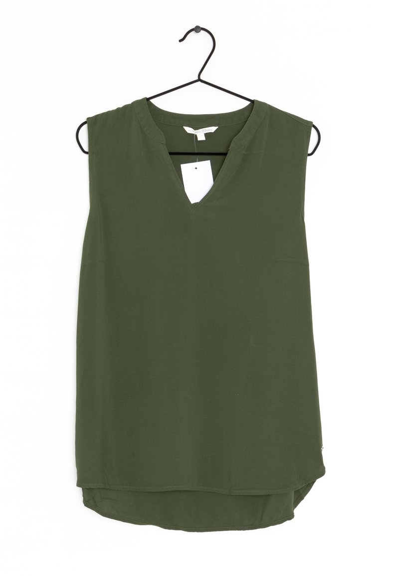 Olivgrön ärmlös topp med V-hals, tillverkad av lätt tyg. Har en något längre bakre fåll och en liten etikett fäst.