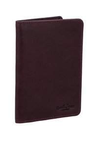 Tmavohnedá kožená peňaženka s hladkým povrchom, skladaným dizajnom a vyrazeným logom v dolnom rohu.