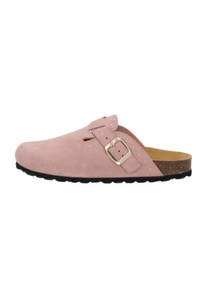 Roze suède instapklomp met verstelbare gesp, kleine gouden studs, kurken voetbed en zwarte rubberen zool, gezien vanaf de zijkant.