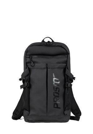 Czarny plecak z przednią kieszenią na zamek, dwoma siateczkowymi kieszeniami bocznymi, regulowanymi paskami oraz logo "PROSTO" na przednim panelu.