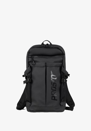 Czarny plecak z przednią kieszenią na zamek, dwoma siateczkowymi kieszeniami bocznymi, regulowanymi paskami oraz logo "PROSTO" na przednim panelu.