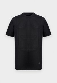 T-shirt noir à manches courtes en maille côtelée avec col rond et petit logo métallique près de l'ourlet inférieur sur un fond uni.