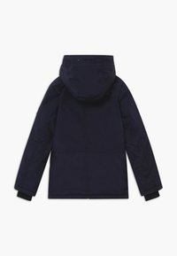 Marineblauwe parka jas met capuchon, voorzien van een getextureerde stof en elastische manchetten, ontworpen met een rechte snit en zonder zichtbare sluitingen.