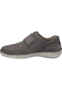 Szare skórzane buty z rzepem, przeszyciami, teksturowanymi panelami oraz gumową podeszwą. Półstrukturalny design z niskim profilem.