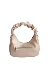Bolso de satén beige con una correa fruncida, forma redondeada, bolsillo con cremallera lateral y textura suave. Diseño elegante ideal para uso casual.