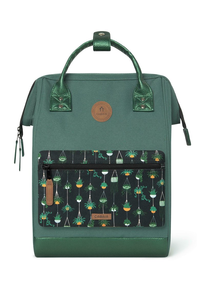 Grüner multifunktionaler Rucksack mit einem strukturierten, glänzenden Griff, einer vorderen Reißverschlusstasche mit Pflanzenmuster und einer einfarbigen grünen Basis.