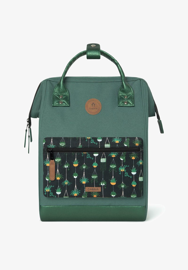 Grüner multifunktionaler Rucksack mit einem strukturierten, glänzenden Griff, einer vorderen Reißverschlusstasche mit Pflanzenmuster und einer einfarbigen grünen Basis.