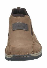 Braunes Wildleder-Slipper mit einer gesteppten Gestaltung, ausgestattet mit einem schwarzen Leder-Logo-Patch und einer Gummisohle mit beigen Akzenten.