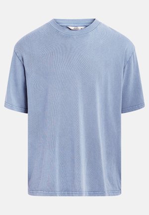 Krótki rękaw, jasnoniebieska koszulka z miękkiej bawełny. Posiada okrągły dekolt i prosty krój. Gładka faktura z delikatnymi detalami szwów.