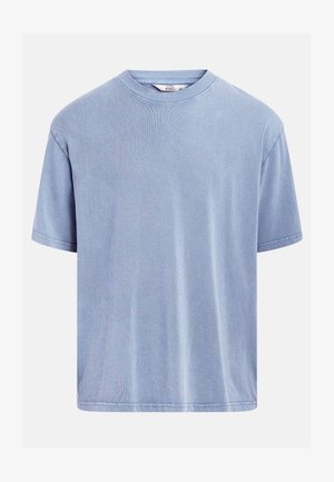 Tricou cu mânecă scurtă, bleu, realizat din bumbac moale. Dispune de guler rotund și croială dreaptă. Textură fină cu detalii subtile de cusătură.