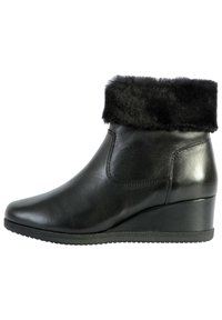 Bottine en cuir noir avec un revers en fausse fourrure, design épuré, bout pointu et talon compensé pour plus de hauteur et de stabilité.