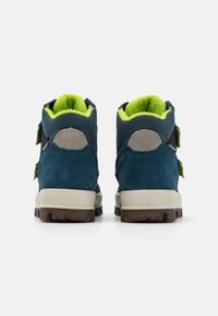 Blauwe suède hoge sneakers met groene binnenvoering, meshpanelen, grijze accenten en twee zwarte klittenbandsluitingen. Rubberen zolen met profiel.