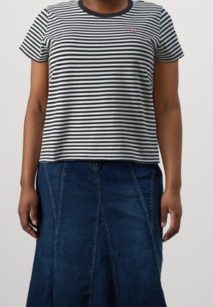 Mustavalkoraidallinen lyhythihainen t-paita, jossa pyöreä pääntie ja pieni logo rinnassa, yhdistetty siniseen farkkuun A-linjaisessa hameessa.