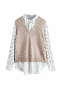 Beżowy sweter z dekoltem w kształcie V i prążkowanym wykończeniem, nałożony na białą koszulę z czarnymi pionowymi paskami i zapięciem na guziki. Długie rękawy.