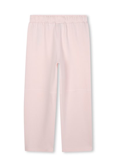 Jasnoróżowe, elastyczne spodnie z materiału z gumką w talii. Posiadają długość do kostek i minimalne detale szwów, gładka tekstura.