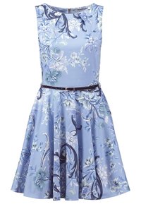 Robe à imprimé floral en tissu bleu clair avec un design sans manches, taille cintrée et jupe évasée. Présente des accents bleu foncé et des fleurs détaillées.