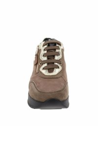 Sneaker in suede marrone con linguetta imbottita, occhielli accentati in argento e suola in gomma nera a contrasto. Design con lacci e zip laterale.
