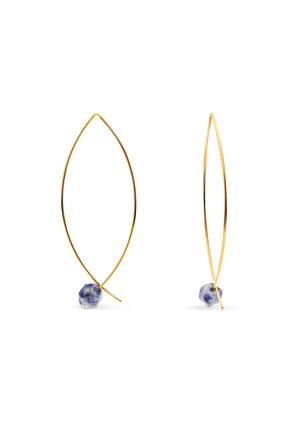 Boucles d'oreilles créoles allongées en or avec une petite perle marbrée bleue et blanche à la base de chaque créole.