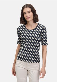 Marineblauwe T-shirt met golfpatroon in crème, korte mouwen, ronde halslijn, aansluitend ontwerp, gemaakt van zachte, gladde stof.