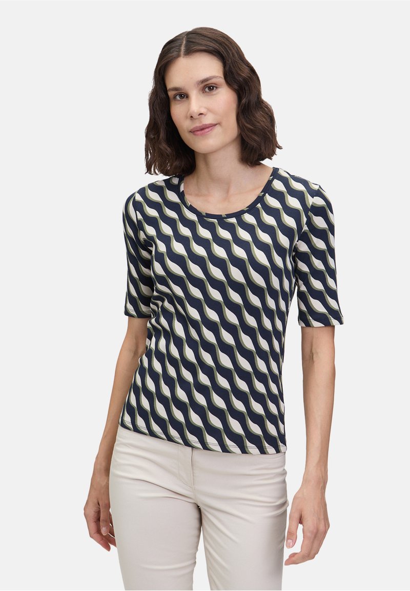 Marineblauwe T-shirt met golfpatroon in crème, korte mouwen, ronde halslijn, aansluitend ontwerp, gemaakt van zachte, gladde stof.