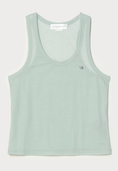 Lys grøn tanktop med rund halsudskæring, lavet af blødt stof. Har et lille sort logo nær skulderen. Enkel ærmeløs design.