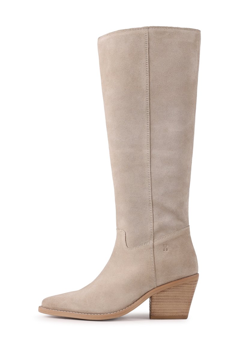 Botte mi-mollet en daim beige avec talon bloc en bois empilé et bout pointu, vue de profil droit avec coutures visibles.