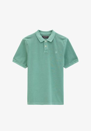 Zielona koszulka polo z krótkim rękawem, z dwoma białymi guzikami i małym białym logo „M OP” na lewej piersi.