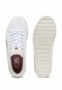 Sneakers bianchi con tomaia in materiale sintetico liscio, chiusura con lacci, dettagli dorati e suola in gomma testurizzata. Presentano un codice QR sulla linguetta.