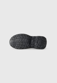 Semelle de chaussure en caoutchouc noir présentant un motif en grille texturé avec le mot "BUFFALO" en relief. Durable avec un design antidérapant.