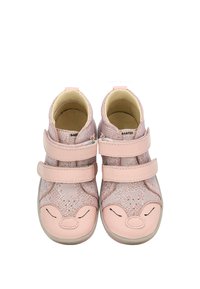Chaussures de tout-petit roses avec des bandes Velcro et un design de visage d'animal sur les orteils, présentant un motif texturé et des intérieurs beige doux.