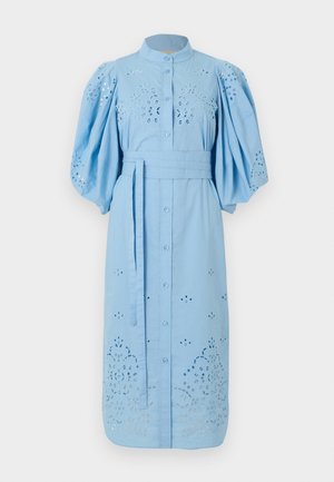 Φόρεμα midi σε ανοιχτό γαλάζιο χρώμα με κουμπιά μπροστά, φαρδιά μανίκια με βάτες, κεντήματα με λουλουδένια μοτίβα και ταιριαστή ζώνη στη μέση.