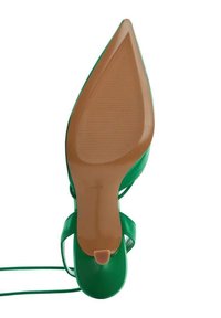 Chaussure à talons verts à bout pointu, texture satinée, semelle en caoutchouc beige avec rainures horizontales pour l'adhérence.