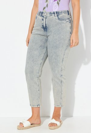Jeans in denim azzurro chiaro a vita alta con vestibilità rilassata, caratterizzati da una texture sbiadita e design a cinque tasche.