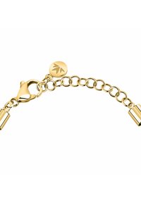 Bracciale in oro con chiusura a moschettone, accenti cilindrici e un tag circolare con un emblema a foglia. Texture liscia e finitura lucida.