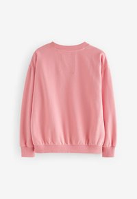 Rosa stickad tröja med rund halsringning, ribbad manschetter och nederkant, samt en liten fyrkantig patch på baksidan. Slät textur, avslappnad design.